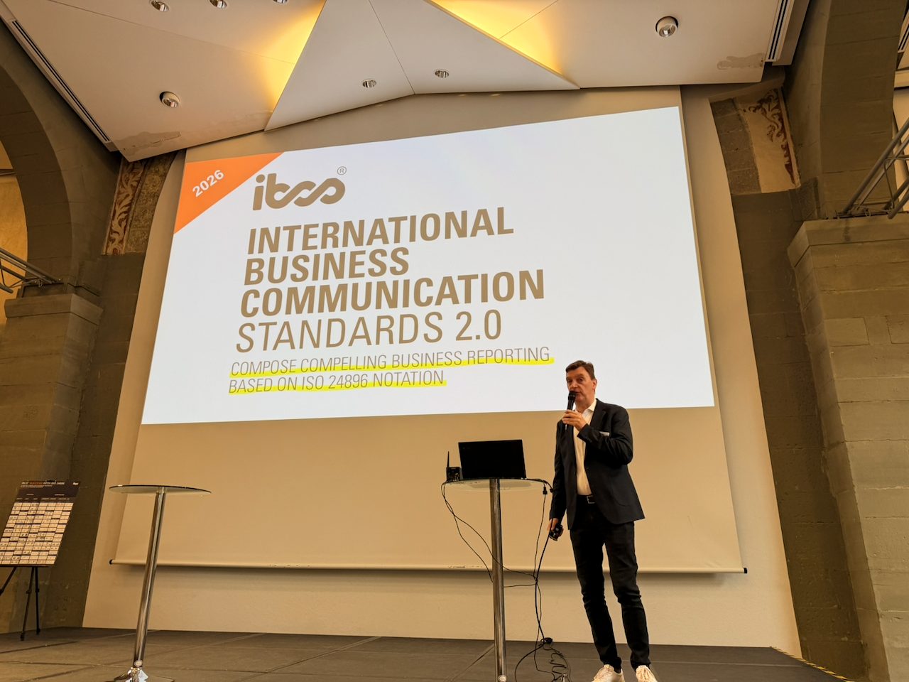 Diego Berea presentando IBCS 2.0 durante la Asamblea Anual de IBCS