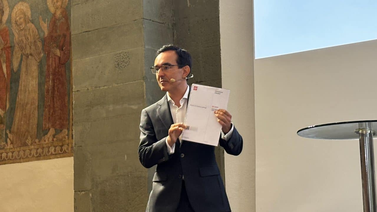 Diego Berea con el primer ejemplar oficial de la norma ISO 24896 durante la Asamblea Anual de IBCS en Konstanz.